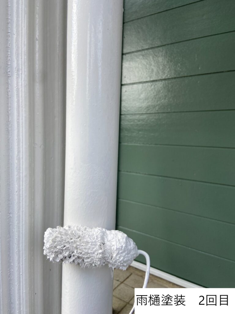 雨樋の塗装2回目を行っていきます。<br />
塗装せずに放っておくと耐久性が低くなりサビや破損などの原因になります。<br />
